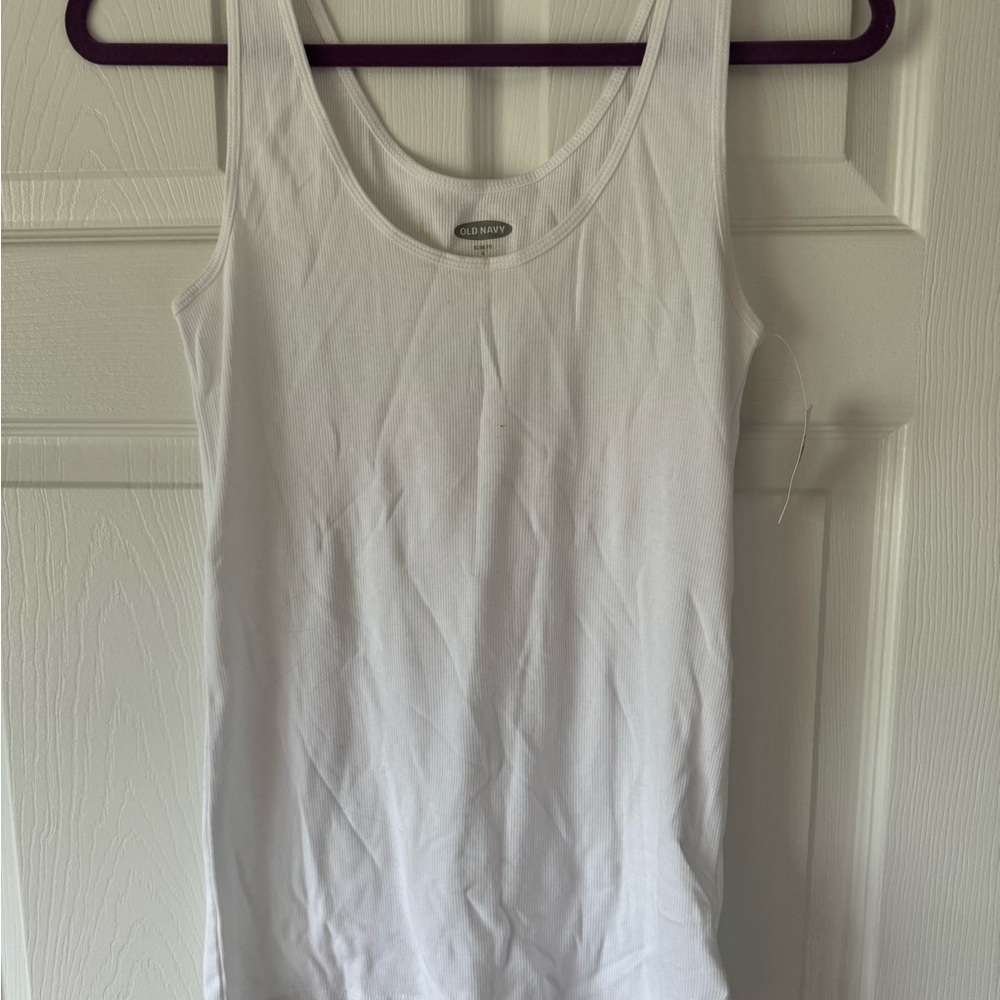 Never been worn tank top from old navy ! White size L
